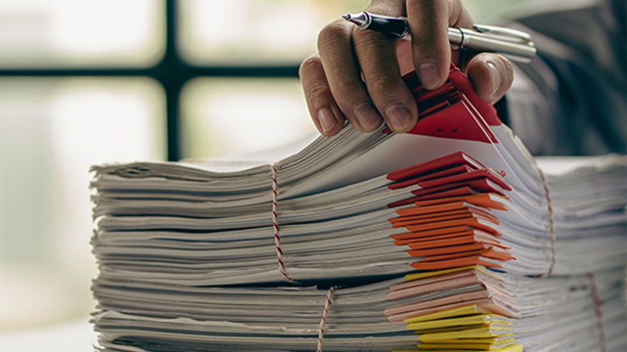 une grande pile de papier