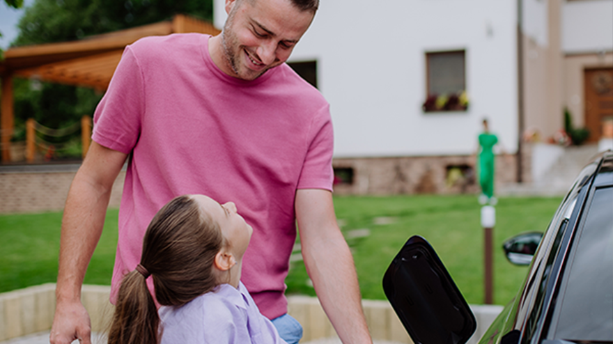 une personne branche la prise de chargement de sa voiture électrique